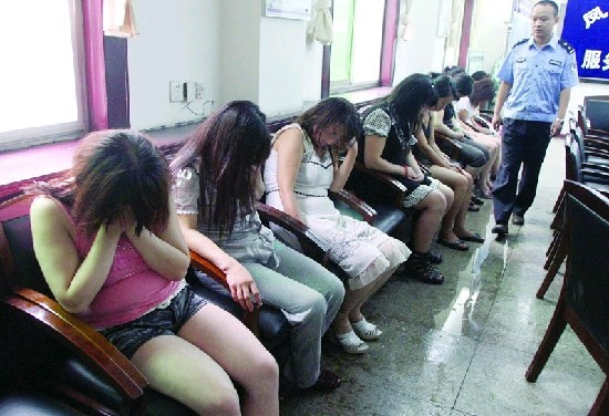 张馨比白衬衫造型曝光 手持干花倚背超温柔